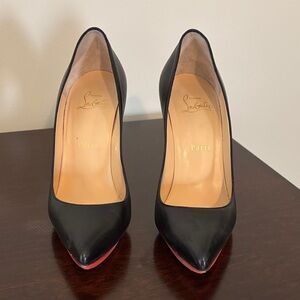 Louboutin EXCELLENT condition
Shoe Gummie attached to bottom